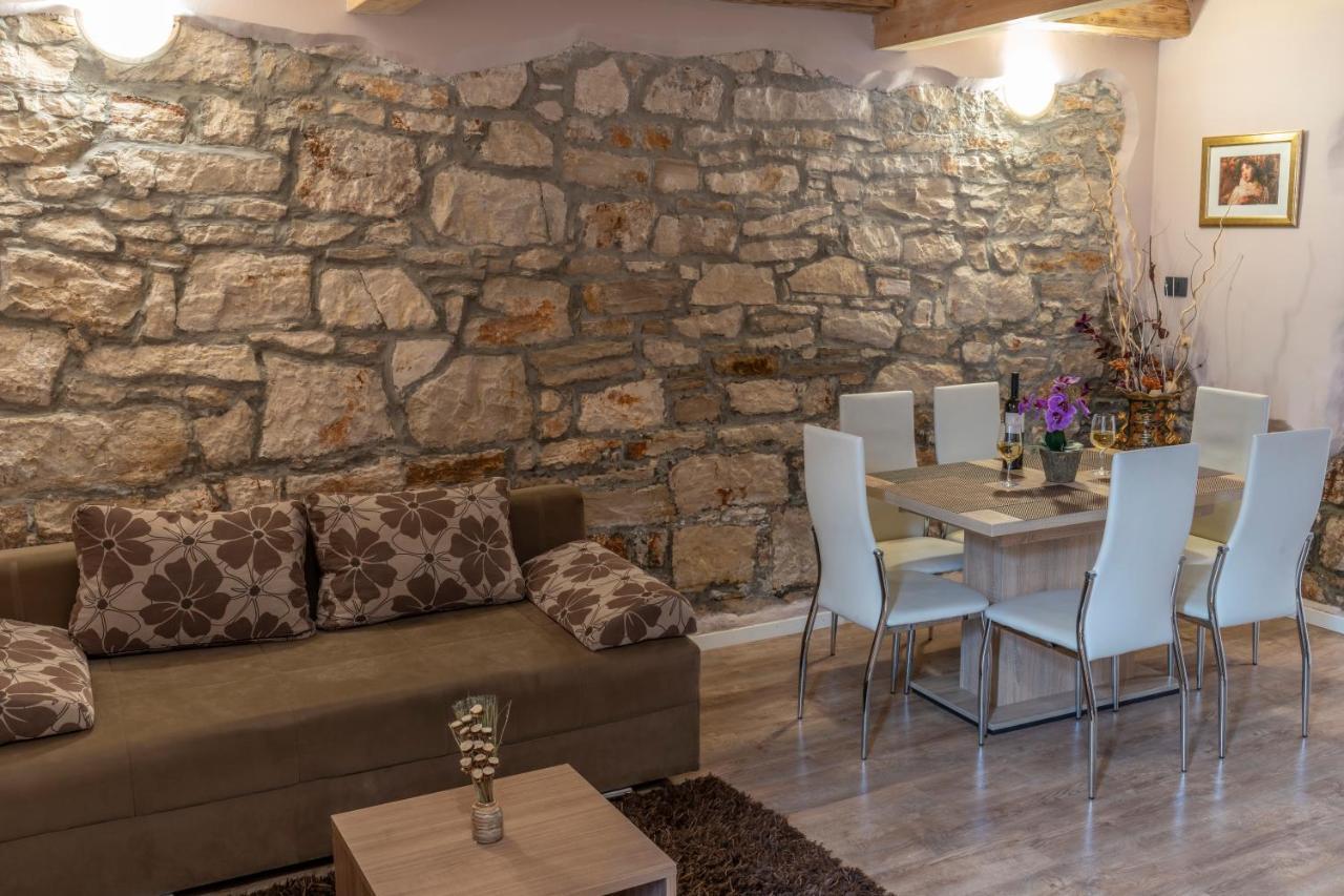 Apartment Anitea Pula Bagian luar foto